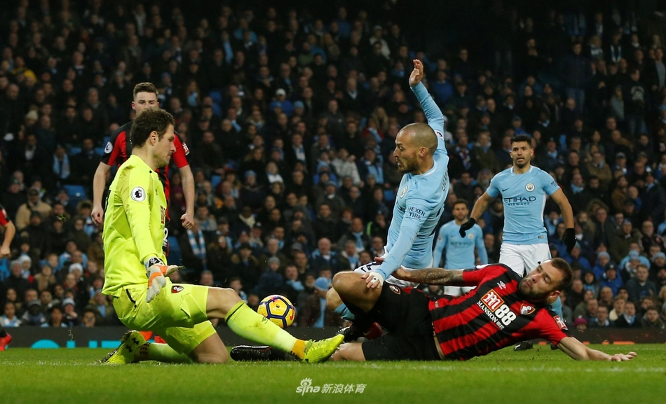 大卫-席尔瓦遭遇铲抢