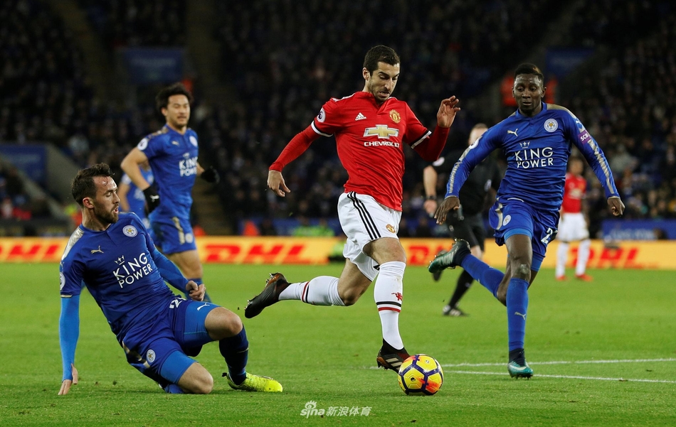 姆希塔良带球突破