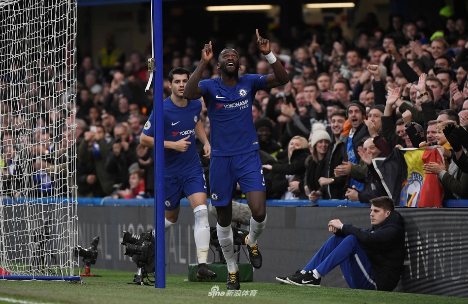 吕迪格指天庆祝