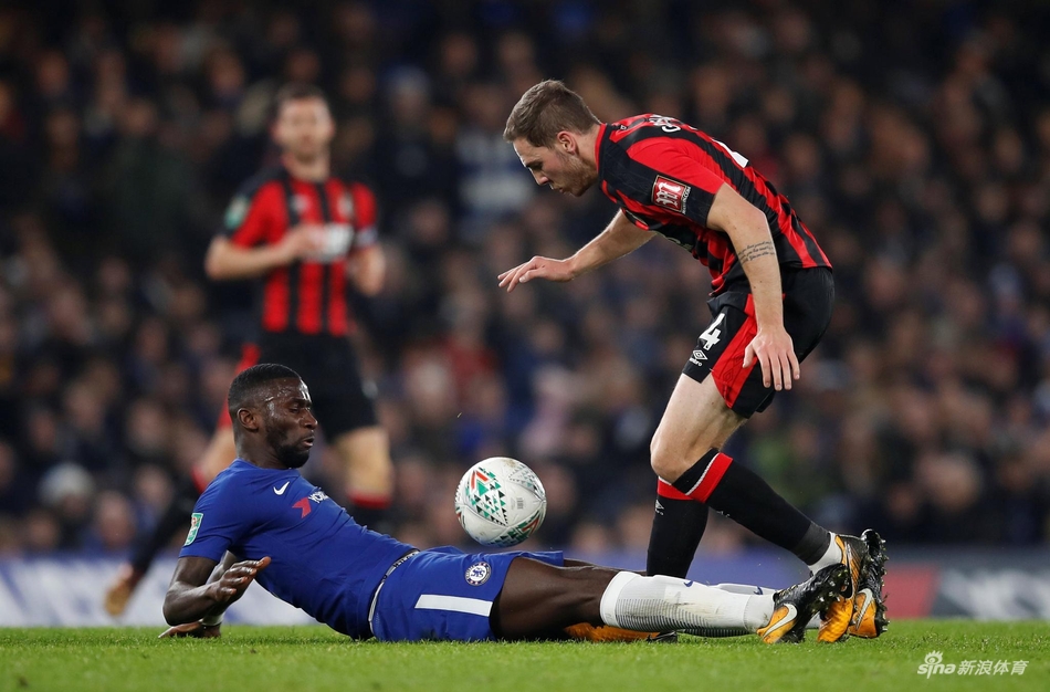 吕迪格飞身铲球