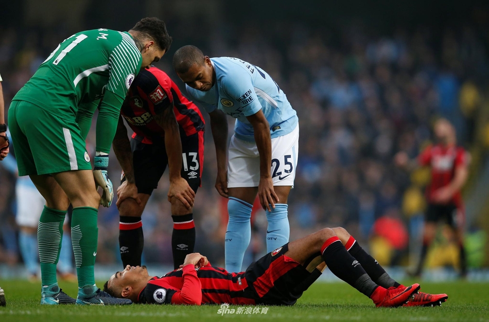 斯坦尼斯拉斯受伤倒地