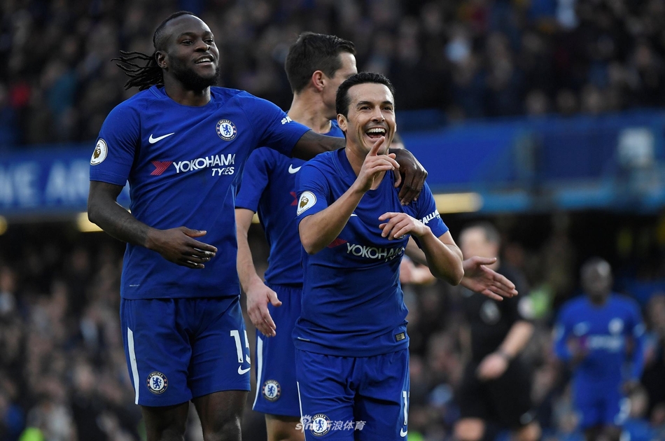 佩德罗庆祝破门