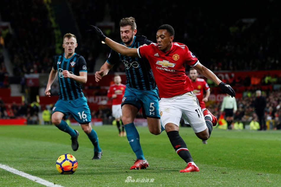 马夏尔带球突破