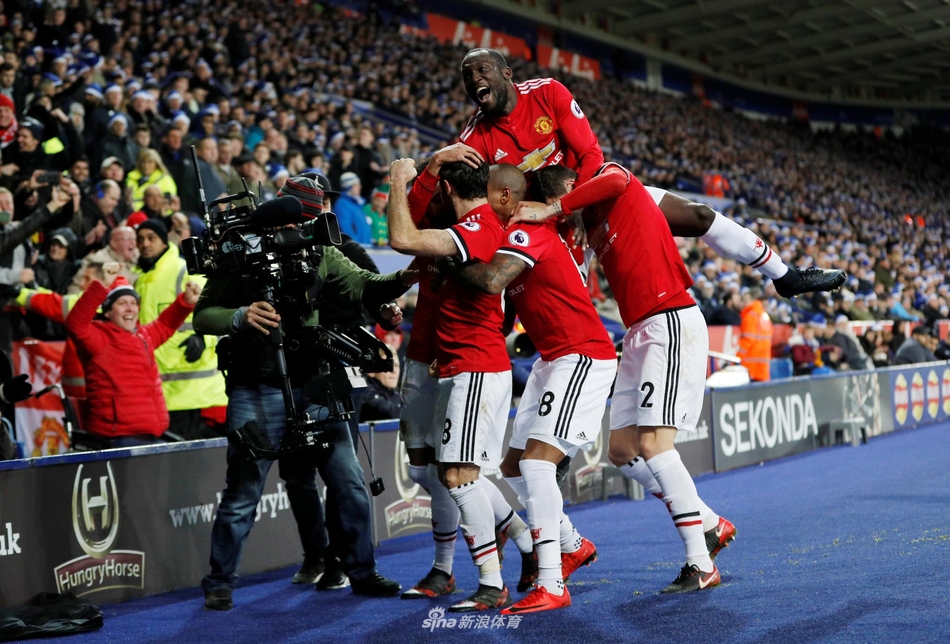 曼联众将庆祝进球