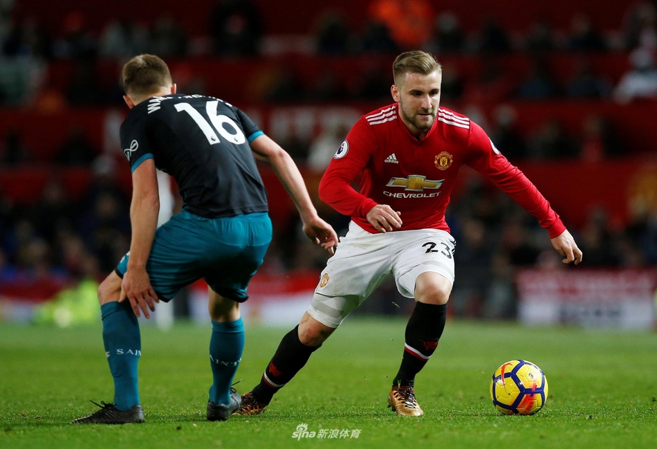 卢克-肖带球突破