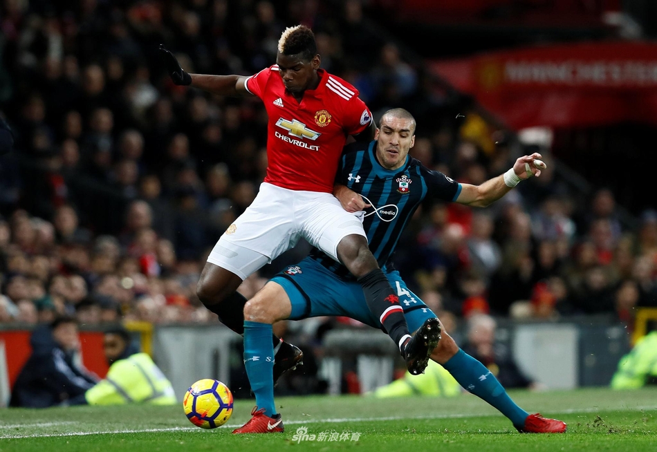 博格巴背身护球