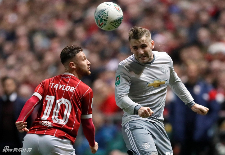 卢克肖头球解围