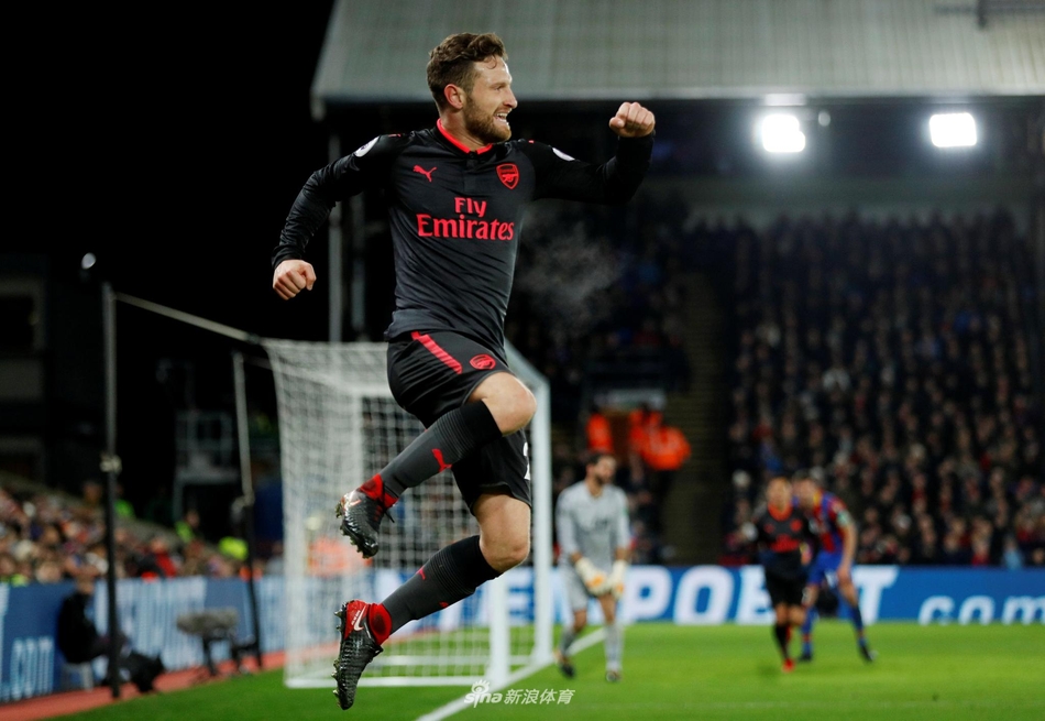 穆斯塔菲挥拳庆祝