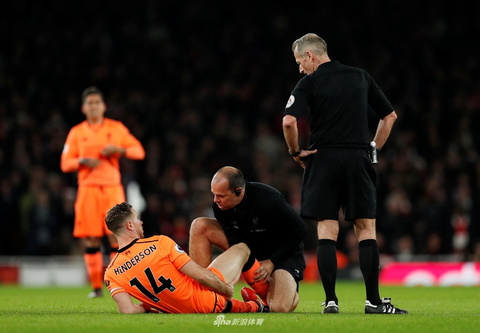 亨德森受伤倒地