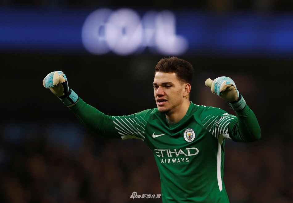 埃德森握拳庆祝