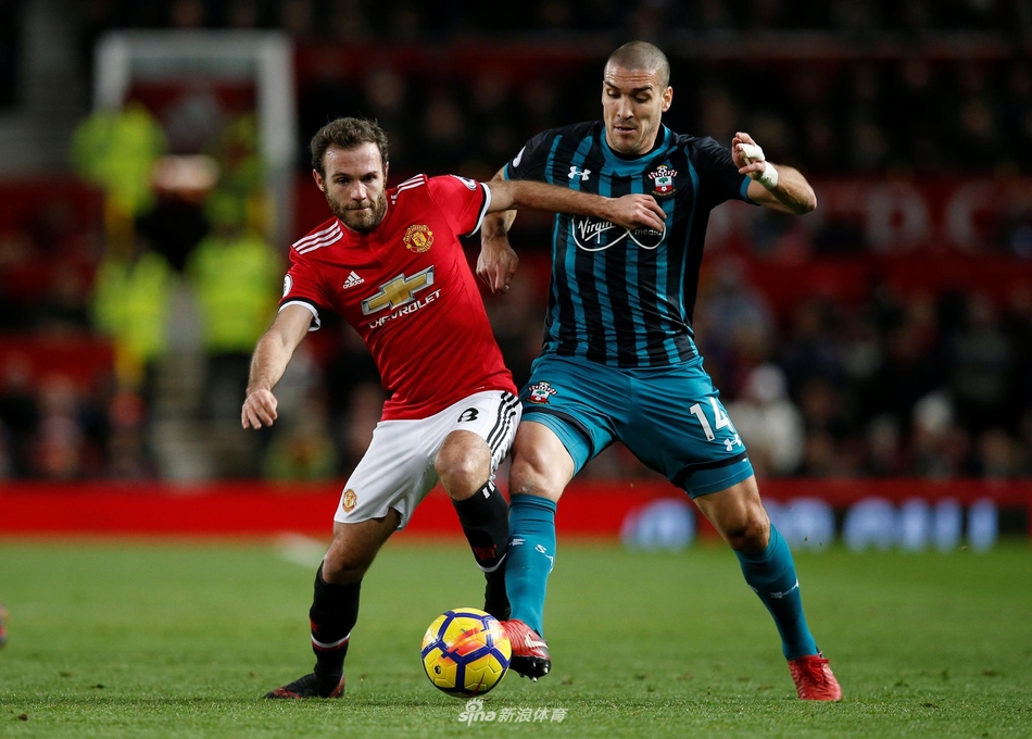 胡安-马塔背身护球