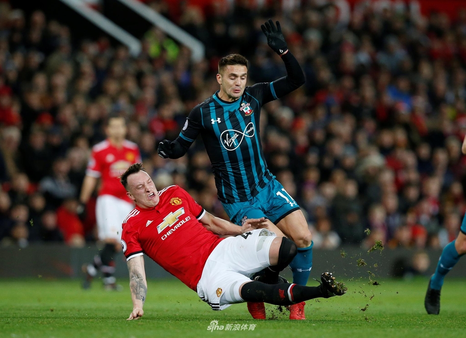 菲尔-琼斯飞身铲球