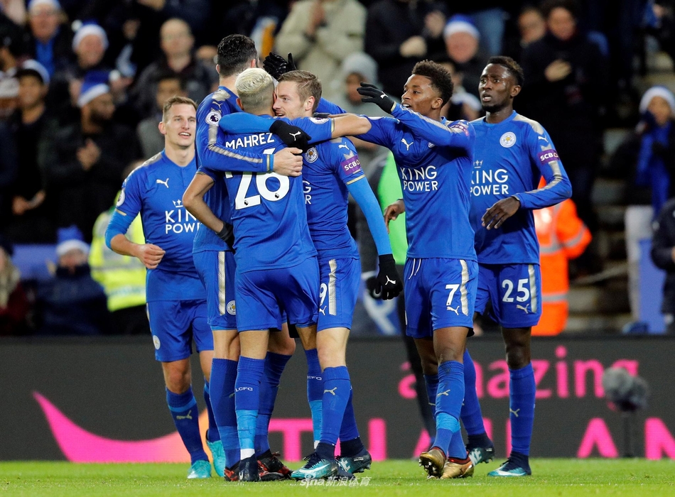 莱斯特城众将庆祝