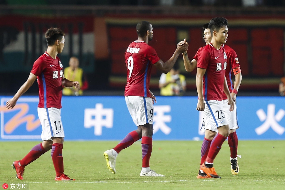 亚泰锋霸伊哈洛在航体严密的防线中强行突破，人仰马翻的瞬间彰显保级大战的惨烈气息。