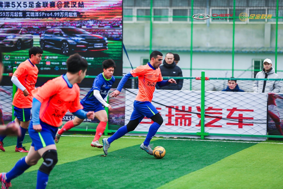 打得郁悶！布克被各種包夾&18中4拿到10分16助9失誤 末節6犯