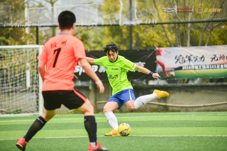 广州塔夜幕降临，五人制足球赛场上的球员们激烈拼抢，背景是璀璨的都市灯光与观众席上挥舞的旗帜，气氛燃爆全场。