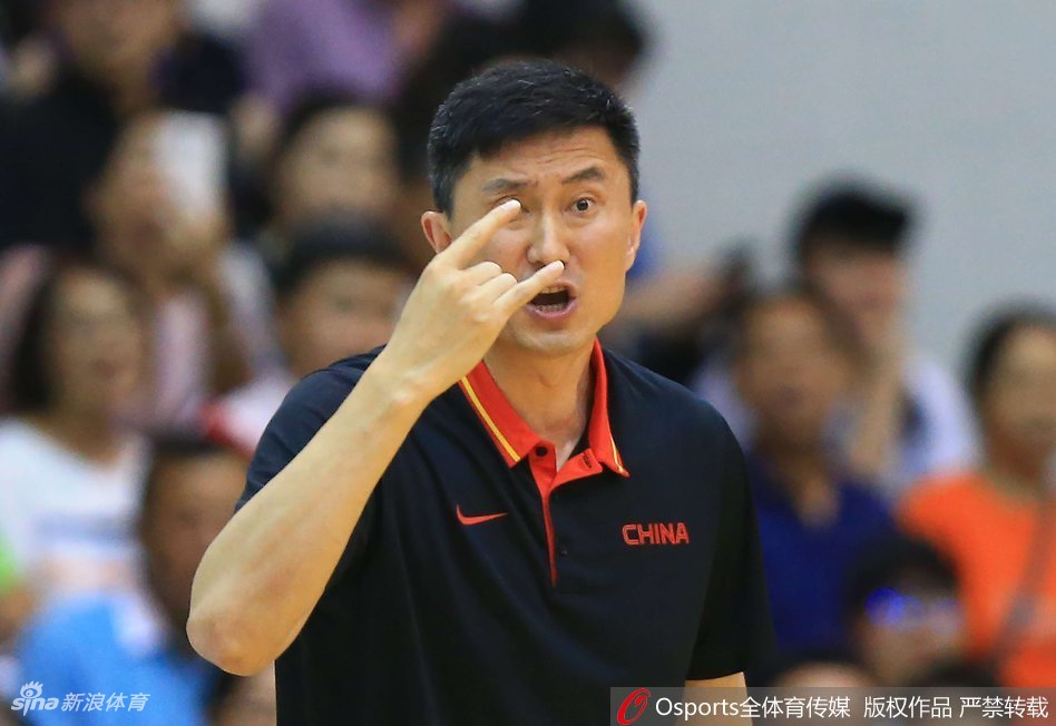 胡金秋在瑞尔森大学的内线防守下依然强硬起跳，手中篮球即将离手，眼神中充满了对胜利的渴望。