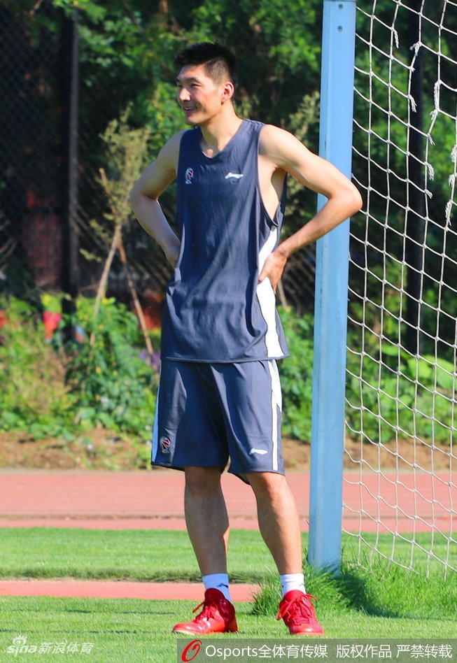 杨鸣在门前高高跃起头球攻门，滞空姿态舒展，背景中的少年队防守球员只能望球兴叹，这一刻仿佛C罗灵魂附体。