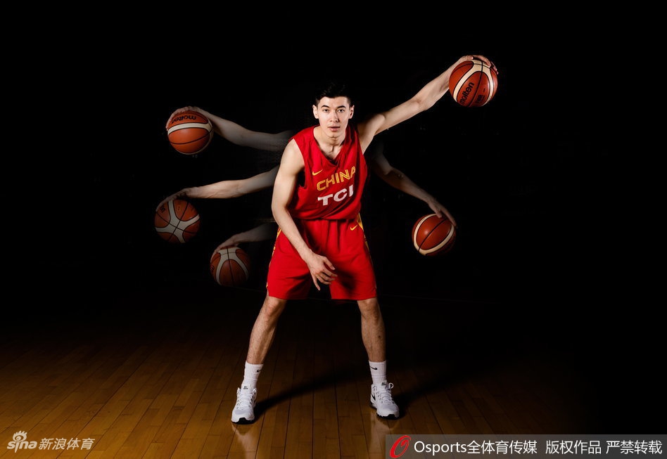 身披金州勇士队18号战袍的阿不都沙拉木，在夏季联赛的赛场上眼神坚毅，面对防守球员的围堵，他高高跃起，犹如展翅的雄鹰，勇敢地挑战着NBA级别的防守强度。