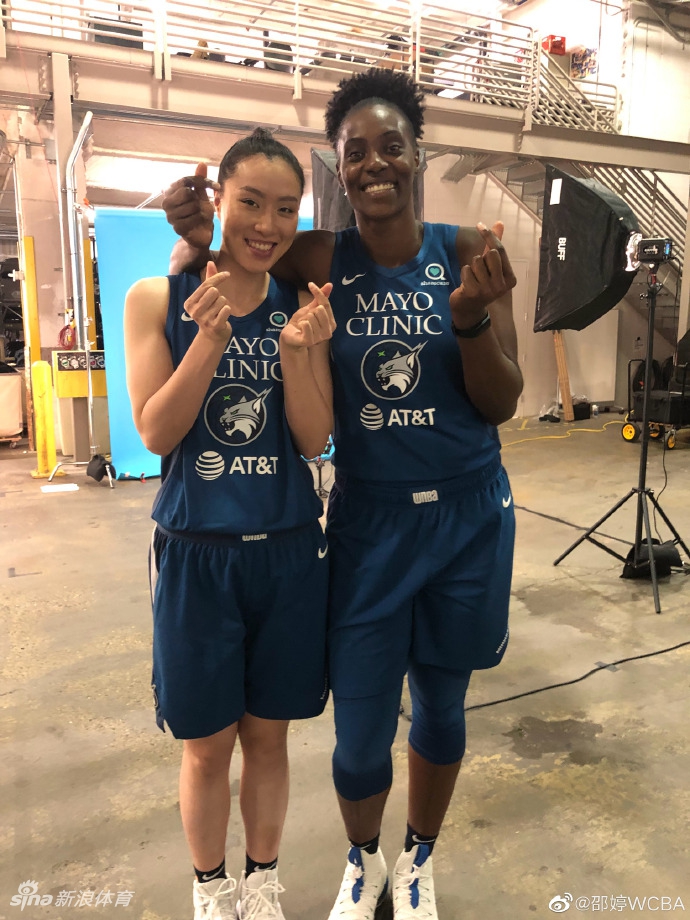 在媒体日的拍摄间隙，邵婷与山猫队的传奇中锋福尔斯并肩而立，两人都露出了轻松愉快的笑容，作为曾在北京首钢共同夺冠的队友，她们的情谊从WCBA延续到了WNBA。