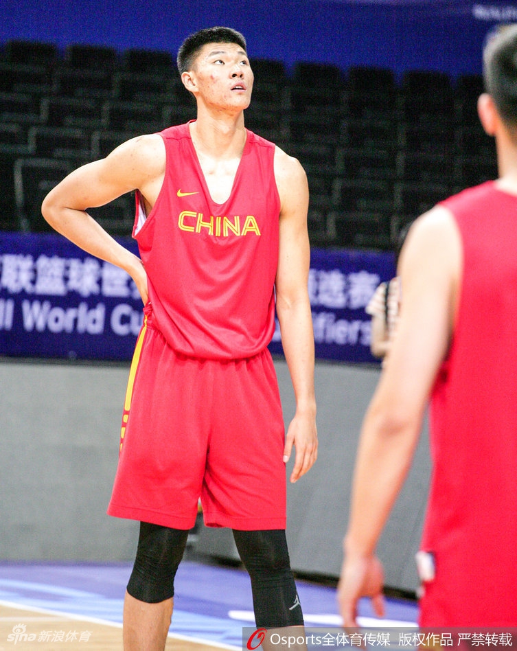 训练场上，男篮红队球员正在进行高强度攻防转换练习，汗水浸透了球衣。