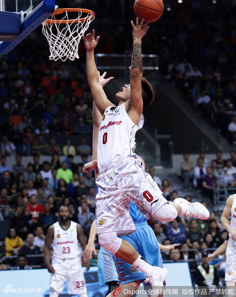 易建联在防守中展现出领袖风范,他高高跃起,用一记遮天蔽日的大帽将亚当斯的上篮拒之筐外,仿佛在对手面前树立起一道无法逾越的屏障。