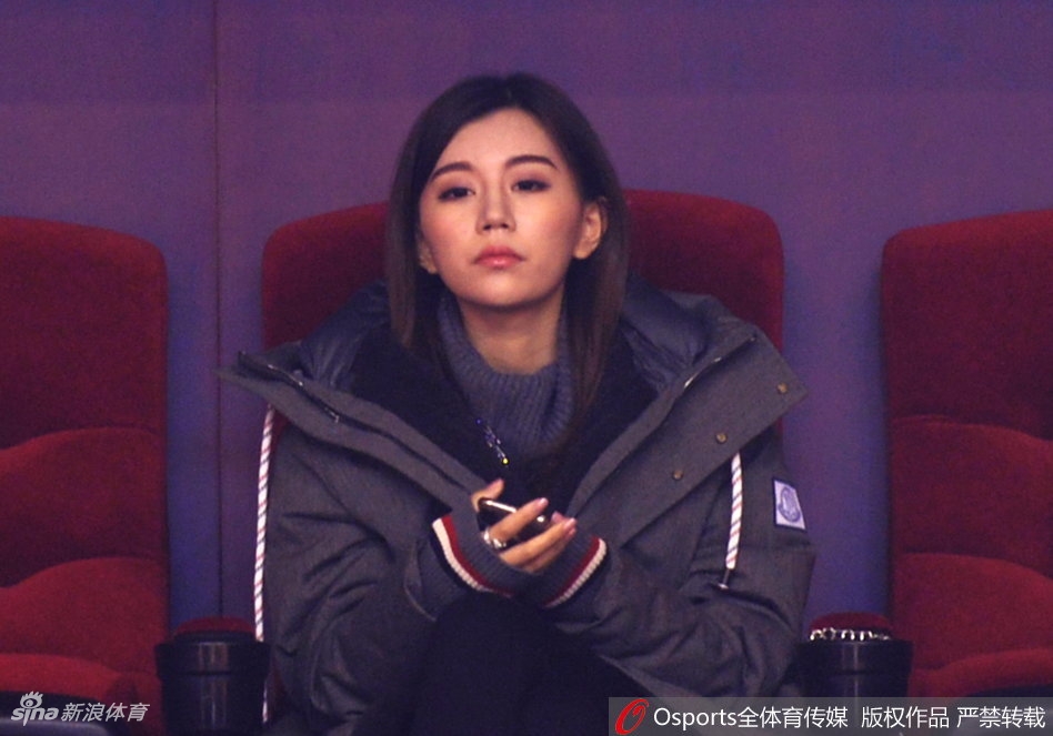 她轻轻撩动发丝，露出精致的侧脸线条，一抹若有若无的淡然挂在嘴角