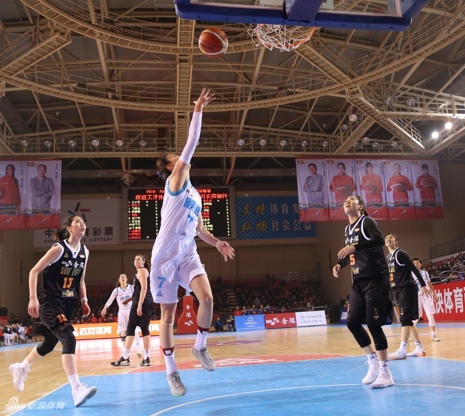 河北英励女篮队员黄品蓁在新疆客场遭遇严防死守，她凭借出色的个人技术强行突破，宛如一朵在风暴中傲然绽放的铿锵玫瑰。