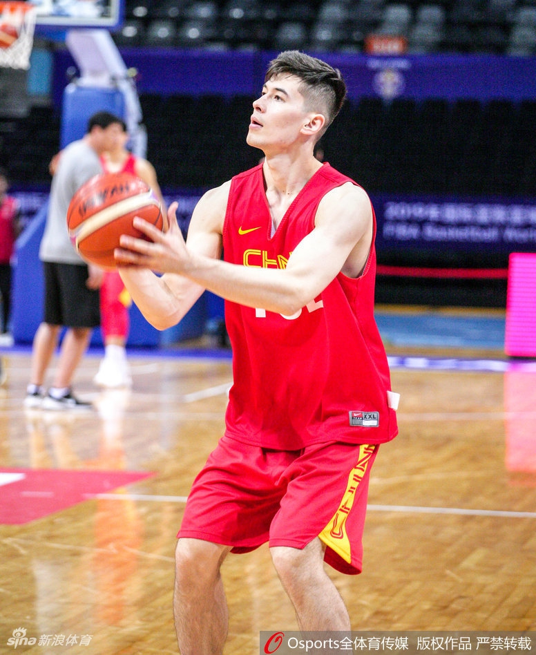 内线球员王哲林在低位要球，凭借强壮的身体在对抗中强打篮下。