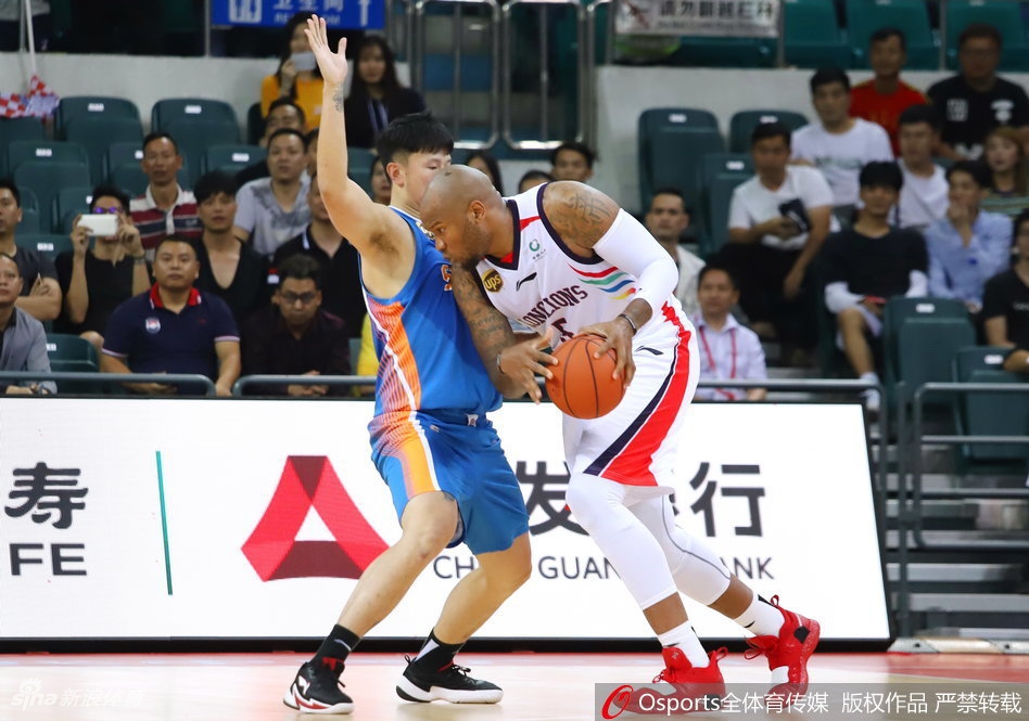 四川队大外援汤普森在人群中高高跃起，单手抓下宝贵的进攻篮板球