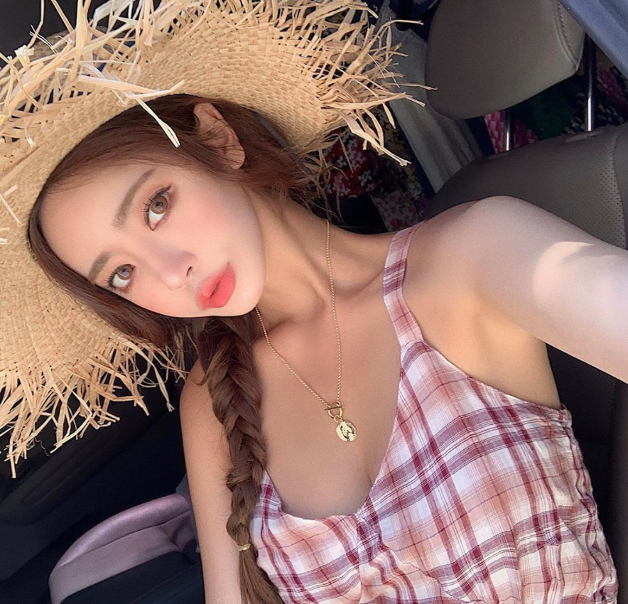 她身着修身针织衫，对着镜头露出治愈系的微笑，简单的穿搭却因她绝佳的身材比例而显得时髦感十足。