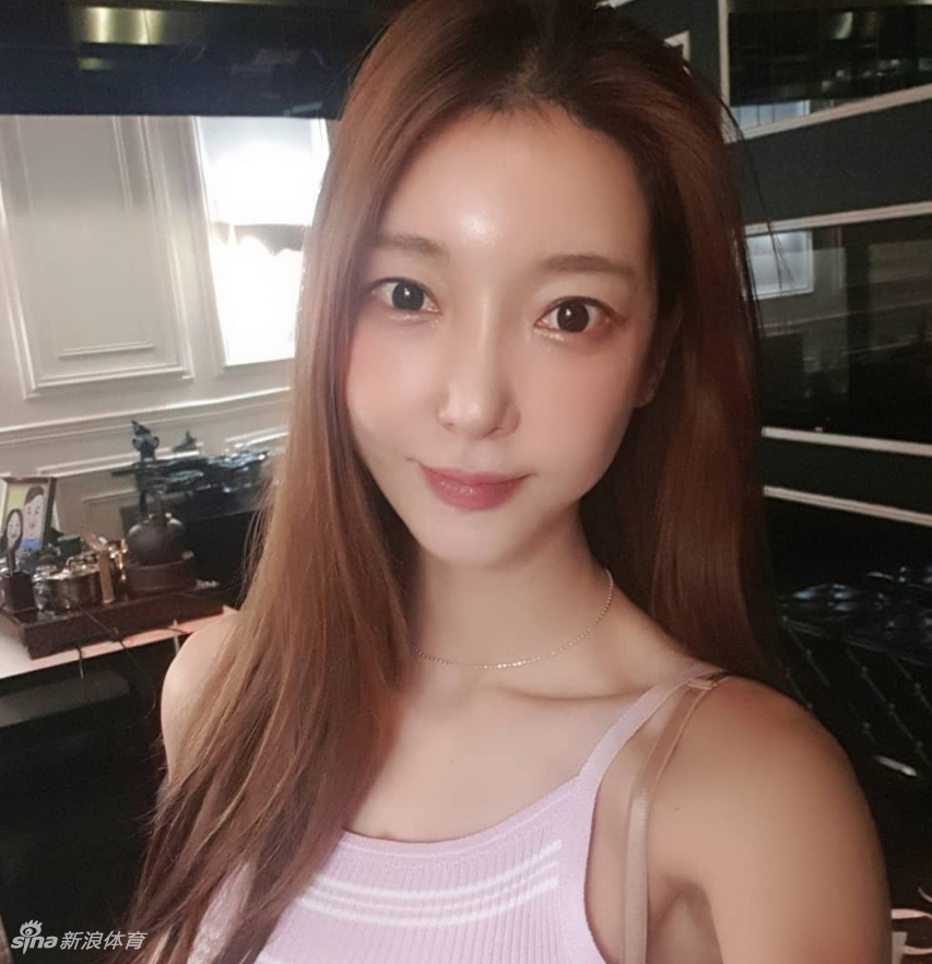 网红美女dj身材傲人喜爱健身