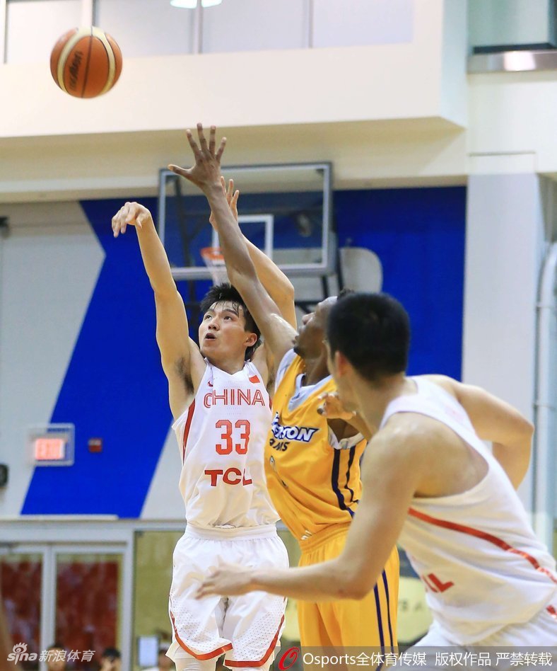 全场最佳胡金秋在比赛暂停间隙大口喝水补充体力，他的球衣被汗水浸透，眼神却依然坚毅地望向赛场。