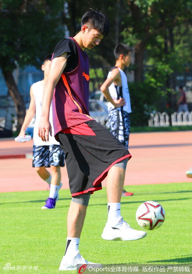 赛后杨鸣模仿C罗的霸气站姿拍照留念，双手微张，眼神坚定，仿佛在向镜头宣告：今天这块足球场我说了算。