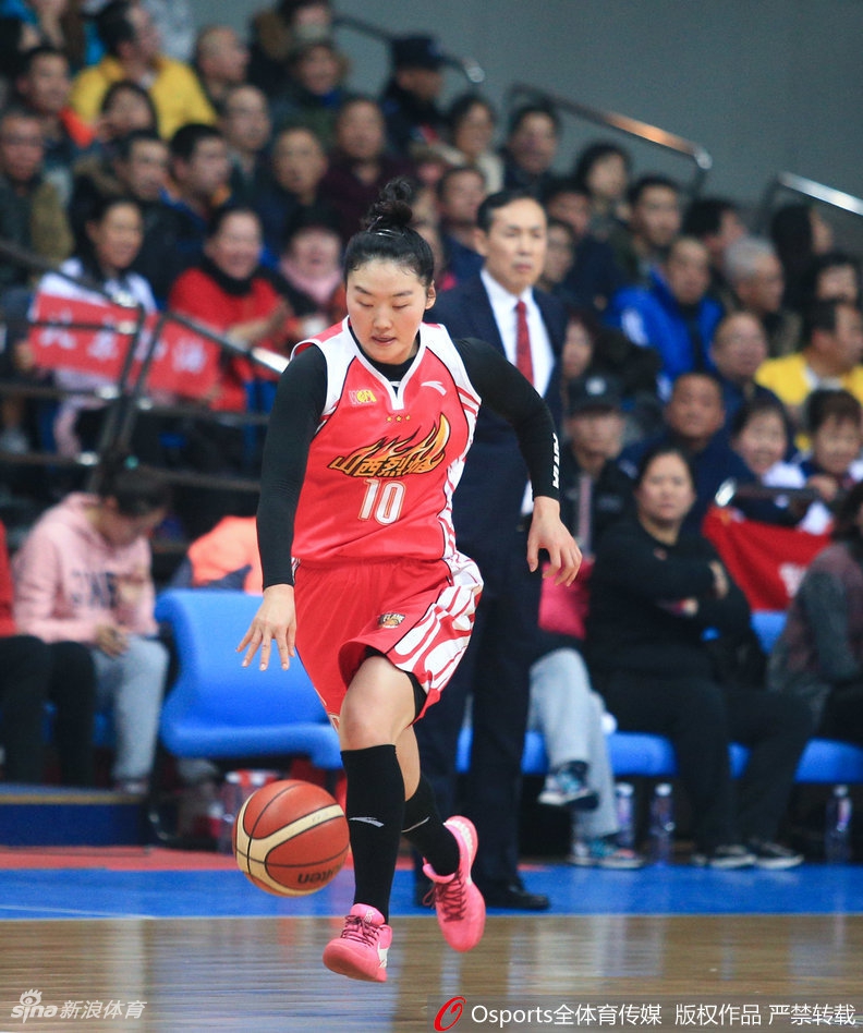 河北球员郇欢篮下强打，身体对抗中失去平衡依然将球高高抛起，皮球划过一道弧线奔向篮筐