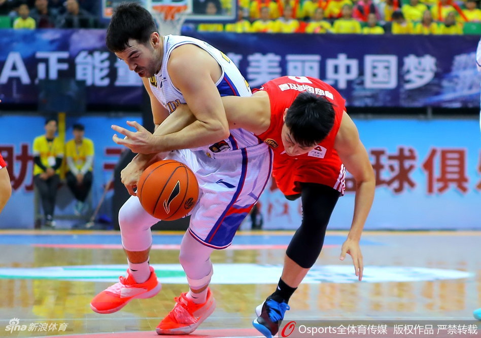 比赛哨声吹响，天津队球员们激动地围在一起庆祝这场来之不易的胜利，团队的力量让他们笑到了最后。