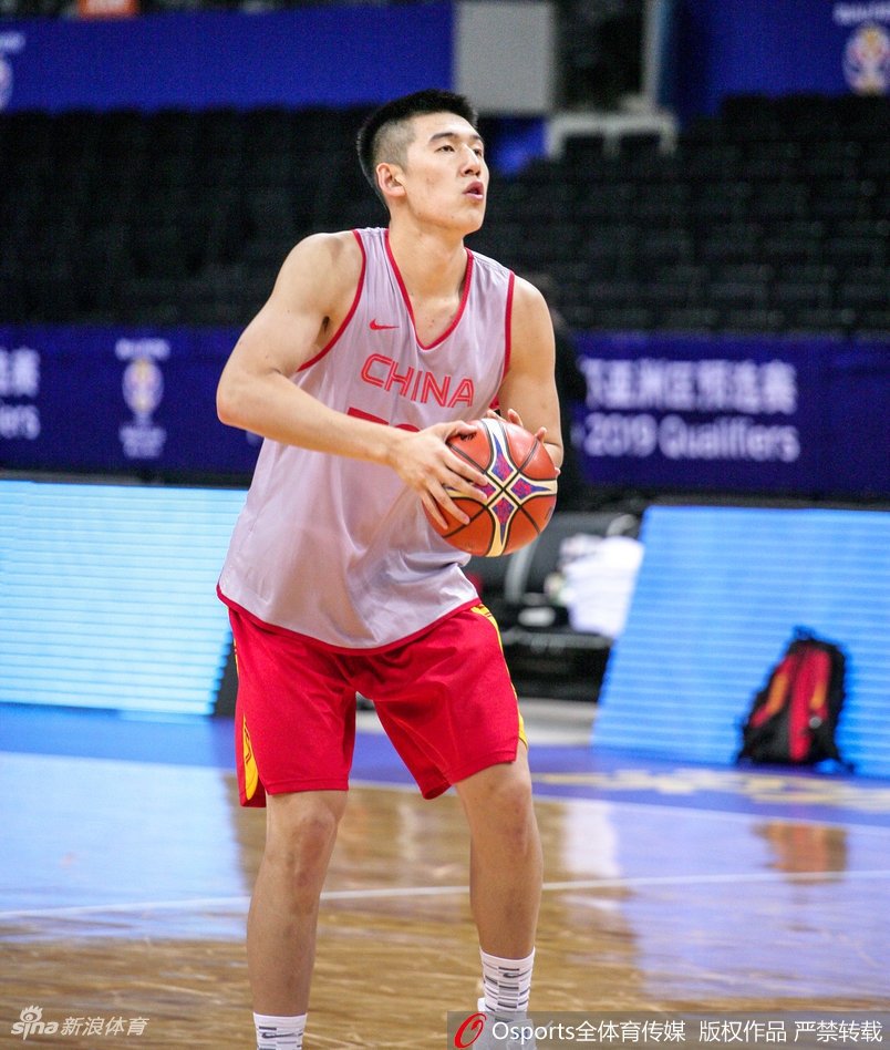 主教练李楠在场边目不转睛地督战，眼神里充满对年轻球员的期待与严格要求。