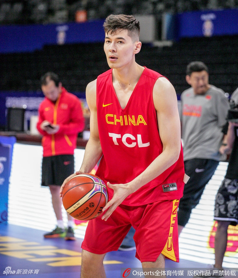 夕阳余晖洒在训练场上，男篮红队的小伙子们围成一圈，怒吼着互相加油打气。