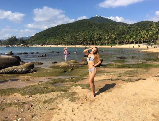 Liliia身穿休闲白色上衣,在赛场通道内驻足,高挑的身材与随性的姿态构成一幅动人的画面