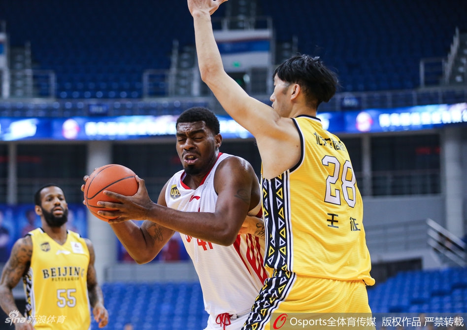 青岛队教练席在球员得分后全体起立鼓掌，主教练范斌面带微笑，为弟子们的出色表现感到骄傲