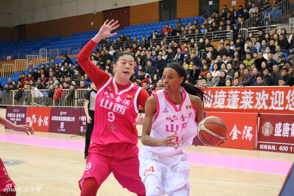 八一与河北激战正酣，球员在严密防守下强行突破，皮球脱手而出的瞬间凝固着紧张的气氛