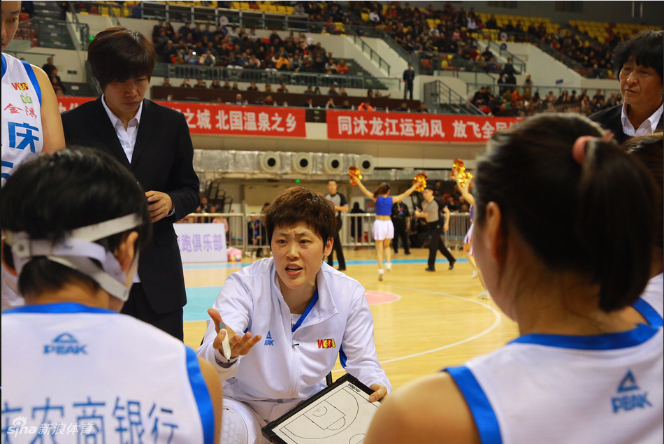 山东与山西球员拼抢地板球，众人倒地瞬间手臂交错，汗水与斗志在地板上交织