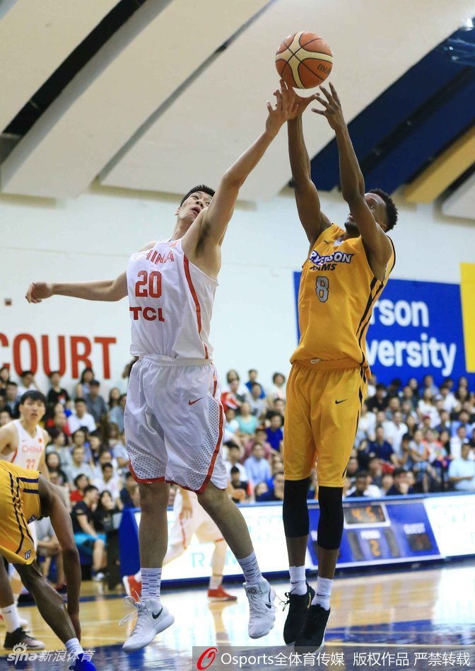 赛后，虽然只是一场热身赛，但获胜的男篮队员们还是围成一圈，互相鼓劲，汗水湿透了他们的球衣。