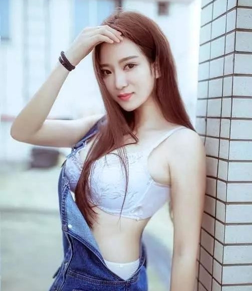 篮球宝贝场边舞动笑容灿烂,发丝飞扬间带动全场热烈气氛