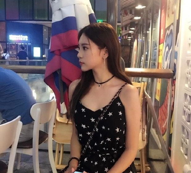 篮球宝贝深色装束眼神坚定,薄纱外套增添冷艳气质,动作充满力量感