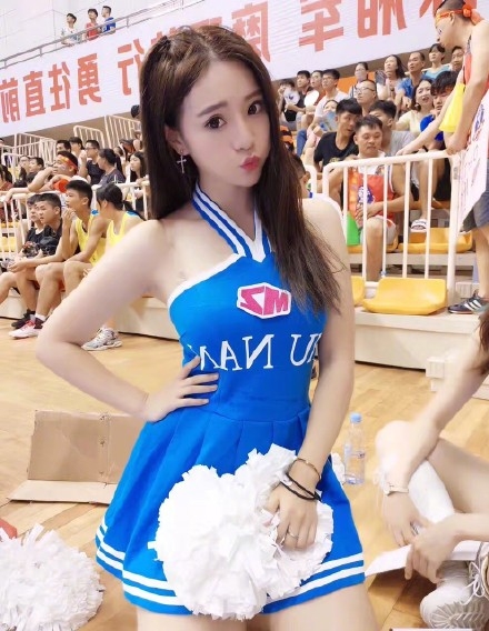 篮球宝贝秀出大长腿,高腰短裤衬托修长身形,尽显健康活力