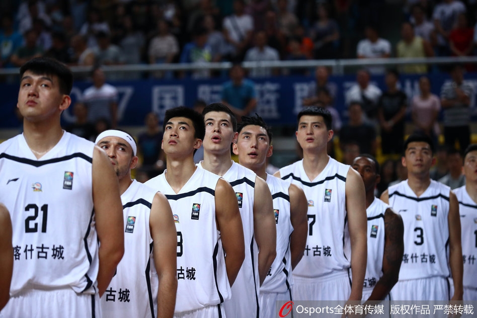 新疆队小外援亚当斯在台北达欣队员的严密防守下,依然自信出手,皮球在空中划出一道完美弧线。