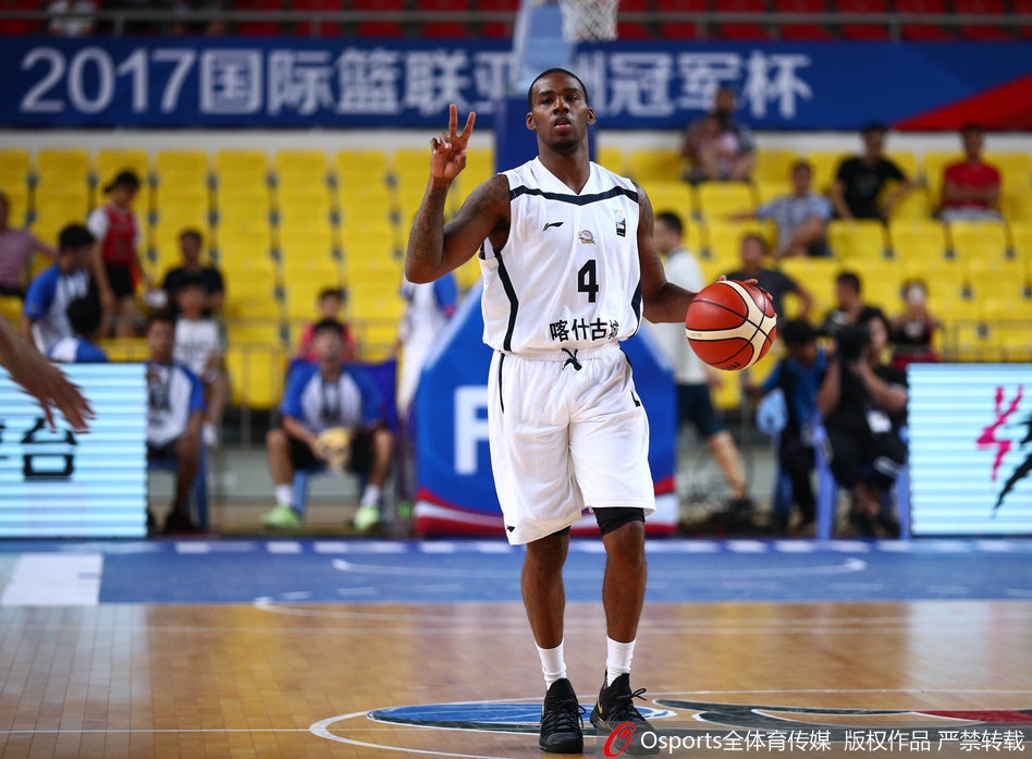 可兰白克-马坎底角三分手起刀落,篮球空心入网,他紧握拳头怒吼庆祝,点燃了新疆队的反击激情。