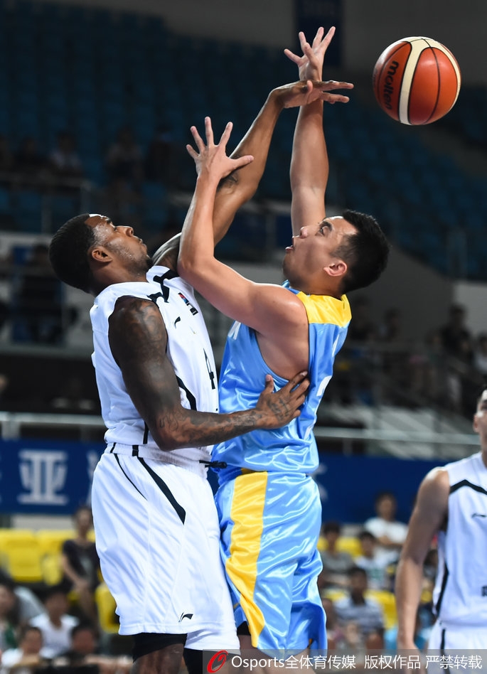 赛后,新疆队球员们围在一起,亚当斯作为核心振臂高呼,全队气势如虹,庆祝这场来之不易的逆转胜利。