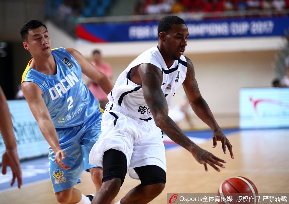 关键时刻,王子瑞手起刀落命中致胜三分,全场球迷瞬间沸腾,他本人也做出了一个霸气的庆祝手势。